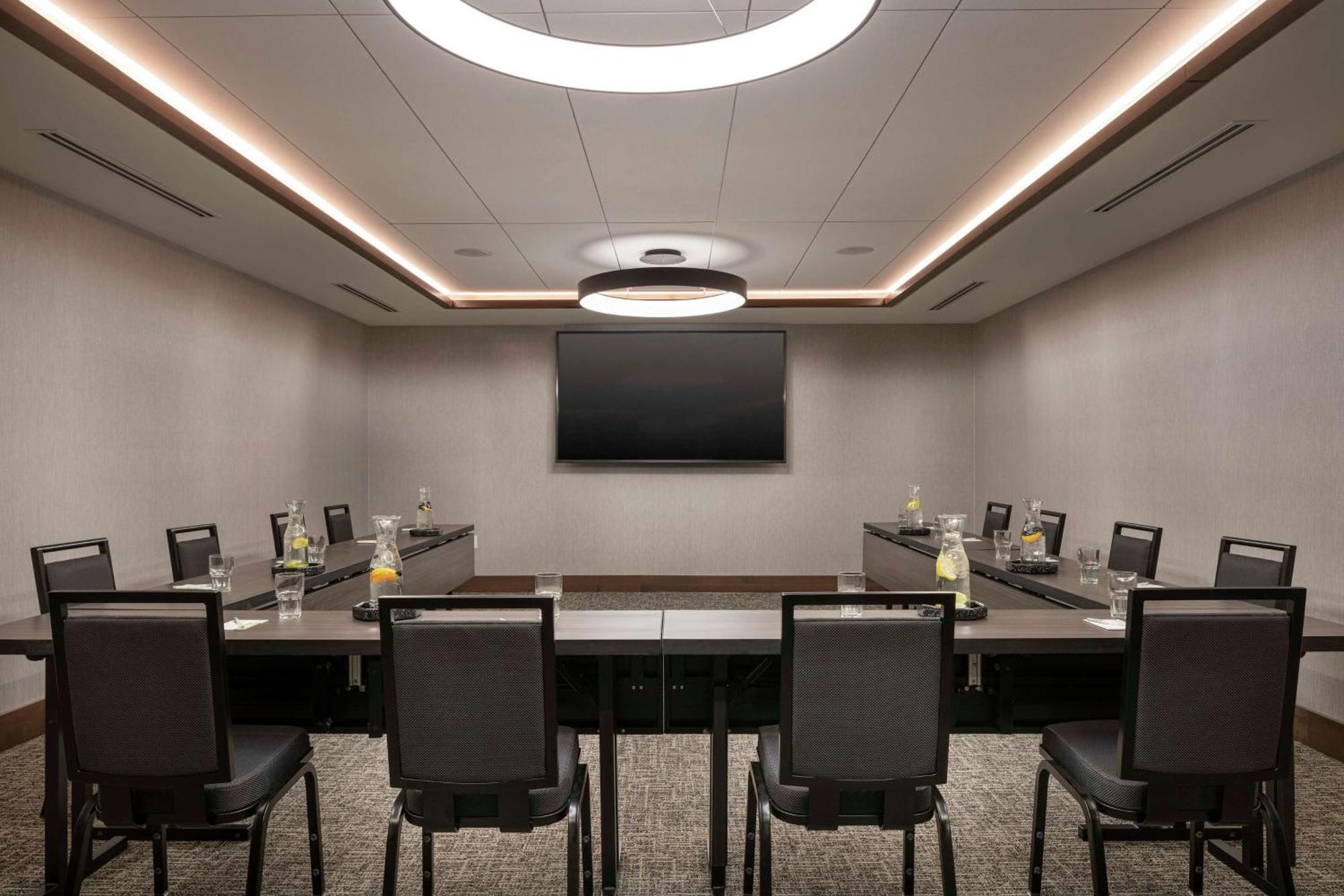 Hotel Home2 By Hilton Downtown Convention Center 3*